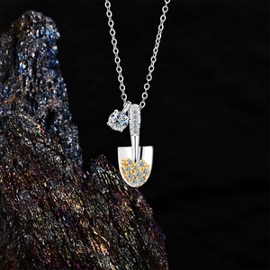 Collier en argent sterling S925 plaqué or véritable avec petite pelle en moissanite - Product Image 5