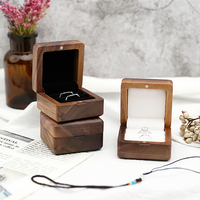 Boîte à alliances en bois de noyer vintage carrée à double compartiment avec logo personnalisé pour demande en mariage, fiançailles et mariage