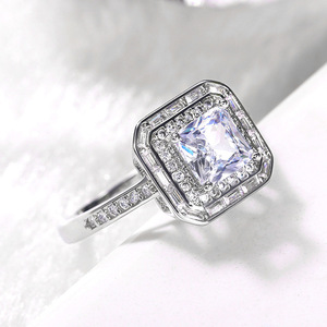 Anello Nuziale a Quattro Punte per Donne, Elegante Gioiello da Dito con Zirconi - Product Image 3
