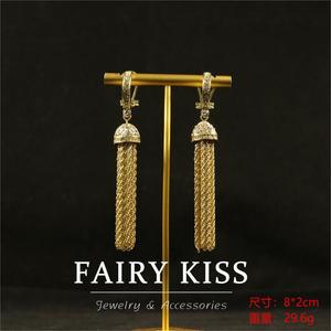 Boucles d'oreilles vintage à chaîne et pampilles de style médiéval, longues et tombantes, plaquées or véritable, incrustées de clous d'oreilles complets - Product Image 3