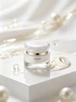 Crème de soin à la perle : Nourrit, illumine le teint, resserre les pores, hydrate, adoucit la peau, film hydratant à formation rapide pour une finition hydratée.