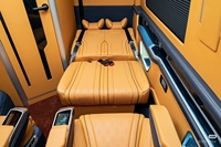 Kit de conversion intérieure de luxe pour Sprinter W907 : sièges de style aviation VIP avec mécanisme de levage.