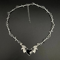 Collier ras du cou esthétique Goth Cœur du Diable en fil barbelé, Bijoux Punk Hip Hop Y2K, Chaîne à maillons en alliage de zinc avec petites épines style vampire, Cadeau