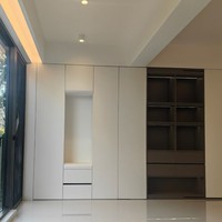 Armoire Japandi en panneaux de particules couleur crème avec rideaux de porte en tissu, service de conception 3D pour appartement, fermeture douce, placard intégré