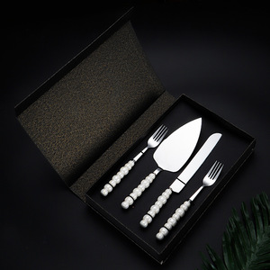 Ensemble de 4 ustensiles à dessert en acier inoxydable avec manche perlé : couteau à gâteau, fourchette, spatule – Non toxique, forme rectangulaire, couleur unie - Product Image 1