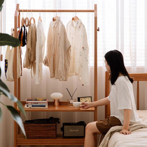 Perchero de pie de madera maciza de cerezo de 90 cm con ruedas y almacenamiento abierto para dormitorio y uso doméstico - Product Image 2