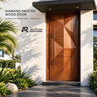 Porte d'entrée en bois grainé avec poignée triangulaire géométrique en bronze, porte d'entrée moderne pour villa, appartement ou maison