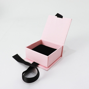 Caja de Regalo para Joyería Rosa de Varios Tamaños con Forro de Esponja, Tapa Magnética y Lazo, Caja de Papel con Relieve - Product Image 1