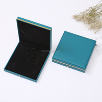 Emballage de vente au détail élégant en velours avec insert en peluche, logo en feuille d'or personnalisable, bijoux en cuir modernes de haute qualité, vente en gros