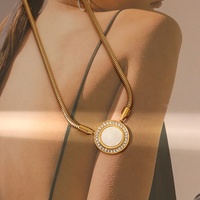 À la mode Zircon cercle pendentif serpent chaîne blanc coquille de mer collier Zircon pierre collier Non ternir rond serpent chaîne collier