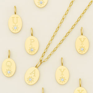 Amuleto con Letra en Forma de Estrella |   Colgante Ovalado con Inicial del Alfabeto en Acero Inoxidable Chapado en Oro PVD de 18K |   Impermeable, Hipoalergénico y Duradero - Product Image 5