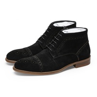 Sepatu Kulit Formal Bisnis Kasual Klasik Desain Mewah dengan Tali. Ini Sepasang Sepatu Kulit yang Sangat Mewah.