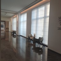 Store romain de luxe en gros avec barre inférieure en métal, sangles décoratives en cuir, filtrant la lumière, taille personnalisée