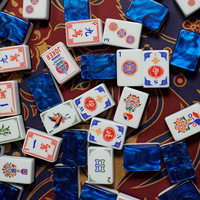 Jeu de Mahjong de Luxe en Acrylique Saphir Legacy – Art Traditionnel Chinois Écologique pour Divertissement Intérieur/Extérieur avec Tapis de Mahjong