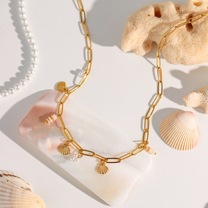 Collier chic en chaîne dorée avec pendentif en coquille de perle, bijoux unisexes à porter au quotidien - Product Image 2