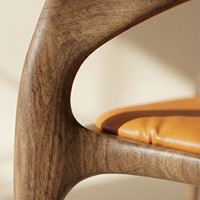 Fauteuil lounge élégant en bois de noyer, accoudoirs ergonomiques courbés, grain de bois naturel, mobilier de luxe pour la maison et l'hôtel PISANO