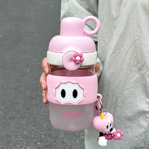 Botella de agua Yanis3 Tritan de 560 ml con diseño de dibujos animados para niñas, taza portátil de doble uso con pajita y llavero. - Product Image 1