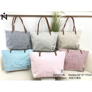 Borsa da spiaggia con motivo a W 56x37x17cm per donna, uso estivo - Product Image 1