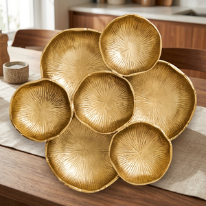 Platos Decorativos de Metal Dorado Irregulares, Hechos a Mano con Patrón de Plantas Grabado, Diseño Moderno para Fiestas - Product Image 2