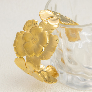 Brazalete de Acero de Titanio con Forma de Flor, Chapado en Oro de 18K, Joyería para Mujer, Modelo Sz61018 - Product Image 4