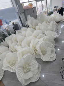 Fleur géante plissée en tissu blanc réaliste de luxe pour toile de fond de scène de mariage, de remise de diplôme, de Thanksgiving, décoration de magasin de détail et de vitrine - Product Image 2