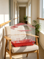 Cage à oiseaux décorative rouge avec toit, structure en fil métallique durable thermolaqué, plusieurs perchoirs, mangeoires latérales transparentes, pour oiseaux d'intérieur