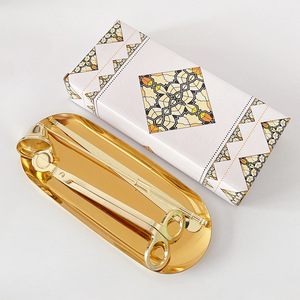 <span class=keywords><strong>Kit</strong></span> d'outils de luxe 4 pièces doré pour bougies : Coupe-mèches et éteignoirs, avec coffret - Product Image 5