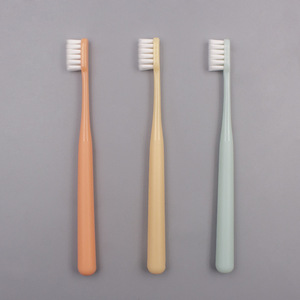 แปรงสีฟันออกแบบพิเศษ ขนแปรงไนลอนนุ่ม ด้ามจับสีเดียวเรียบง่าย สำหรับใช้ในบ้าน แปรงสีฟันแบบใช้มือสำหรับผู้ใหญ่ - Product Image 1