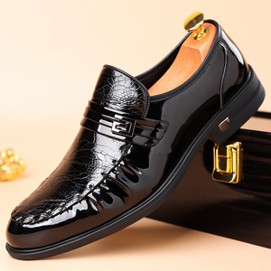 Mocasines de cuero charol para hombre, sin cordones, punta redonda, color liso, para todas las estaciones, zapatos casuales, ligeros, cómodos y a la moda. - Product Image 2