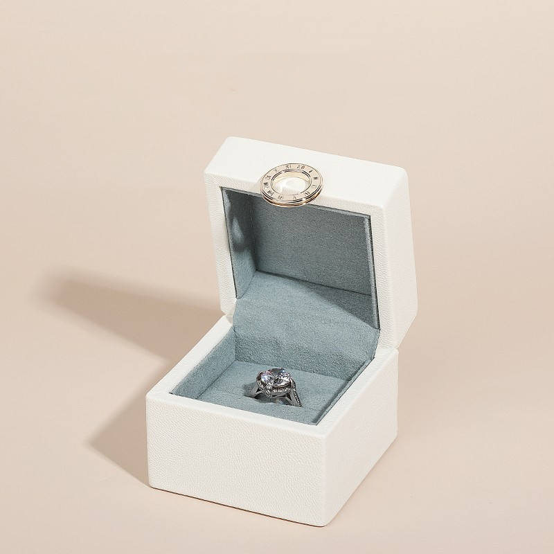 กล่องแหวนสีขาว