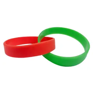 Kustom Logo deboss Swirl warna silikon gelang karet gelang gelang sepak bola silikon gelang untuk hadiah