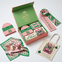 Ensemble cadeau de bonnets en acrylique tricotés personnalisés en gros, rose et vert, avec lettres grecques 1908, souvenir universitaire pour sororité