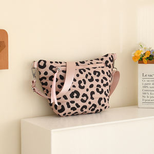 Sac banane matelassé léopard rose en nylon léger avec sangle réglable et poche avant zippée, sac à bandoulière décontracté pour le quotidien - Product Image 1