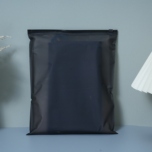 Sacs d'emballage en plastique semi-transparent givré avec fermeture éclair, personnalisables avec logo, pour le rangement des vêtements, des chaussettes et des chaussures - Product Image 2