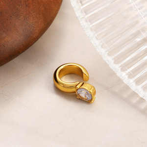 Pendientes de clip en forma de C, chapados en oro de 18k, con circonita, diseño geométrico, para orejas sin perforar - Product Image 4