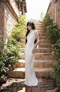 Robe longue blanche à col en V profond, design parfait pour sculpter le corps, avec un accent floral surdimensionné sur la taille, fabriquée au Vietnam - Product Image 3