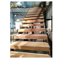 Escalier robuste à double poutre en acier profilé, marches en bois massif, surface antidérapante