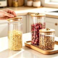 Pot de conservation en verre borosilicate à rayures verticales rondes de 500 ml avec couvercle en liège et bambou.