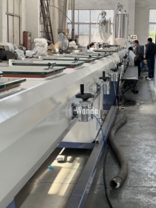 Ligne <span class=keywords><strong>de</strong></span> production <span class=keywords><strong>de</strong></span> profilés marins en PE haute capacité, machine <span class=keywords><strong>de</strong></span> fabrication <span class=keywords><strong>de</strong></span> planches <span class=keywords><strong>de</strong></span> mer en HDPE, extrudeuse <span class=keywords><strong>de</strong></span> profilés marins en PE - Product Image 6