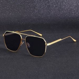 Gafas de Sol de Piloto Retro con Logotipo Personalizado para Hombre, Gafas de Sol Polarizadas Cuadradas de Aleación con Doble Puente para Mujer - Product Image 4