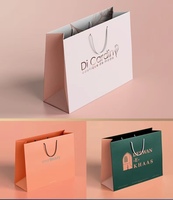 Vente en gros de sacs à provisions de luxe en papier couché avec impression de logo personnalisé prêt à expédier pour l'emballage de vêtements