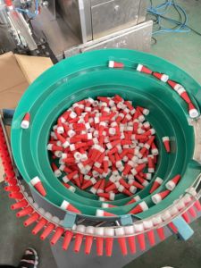 Machine de remplissage de 10 à 100 grammes pour poudre adhésive en cartouche et scellage des bouchons de bouteilles pour liquides - Product Image 3