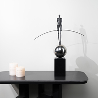 Sculpture de Figurine Noire en Métal et Marbre Faite à la Main, Décoration d'Intérieur Moderne pour Salon et Bureau, Design Créatif