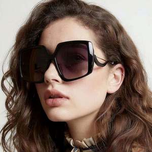 Gafas de Sol Cuadradas Extra Grandes con Logotipo Personalizado, Montura Grande, Lentes Degradadas, Protección UV400 para Mujer - Product Image 2