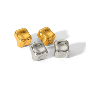 ต่างหูสตั๊ดเหล็กไทเทเนียมรูปทรงเรขาคณิตไม่สม่ำเสมอ สีไม่ซีดจาง สไตล์ยุโรปอเมริกัน ต่างหูสแตนเลสเรียบง่าย - Product Image 5