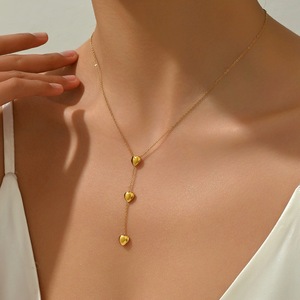 Collier en acier inoxydable tendance, plaqué or 18 carats, avec trois pendentifs en forme de cœur. Collier luxueux à pampilles en forme de cœur. Vente en gros disponible. - Product Image 1