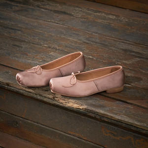 Chaussures de ballet rétro en soie à nœud français pour femmes, un choix polyvalent pour le printemps, avec bout carré, semelle souple et ouverture peu profonde - Product Image 4