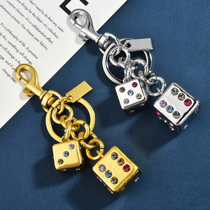 พวงกุญแจไฟแฟชั่นสุดสร้างสรรค์สำหรับผู้หญิงจี้รูปรถลูกเต๋าคู่สำหรับกระเป๋าและของขวัญ - Product Image 2