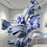 Installation de fleurs géantes en papier iris bleu avec ruban fluide pour toile de fond de mariage, vitrine de centre commercial et décoration de scène événementielle