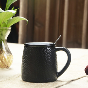 Mug en céramique noir texturé martelé avec couvercle et cuillère pour café et thé - Product Image 1